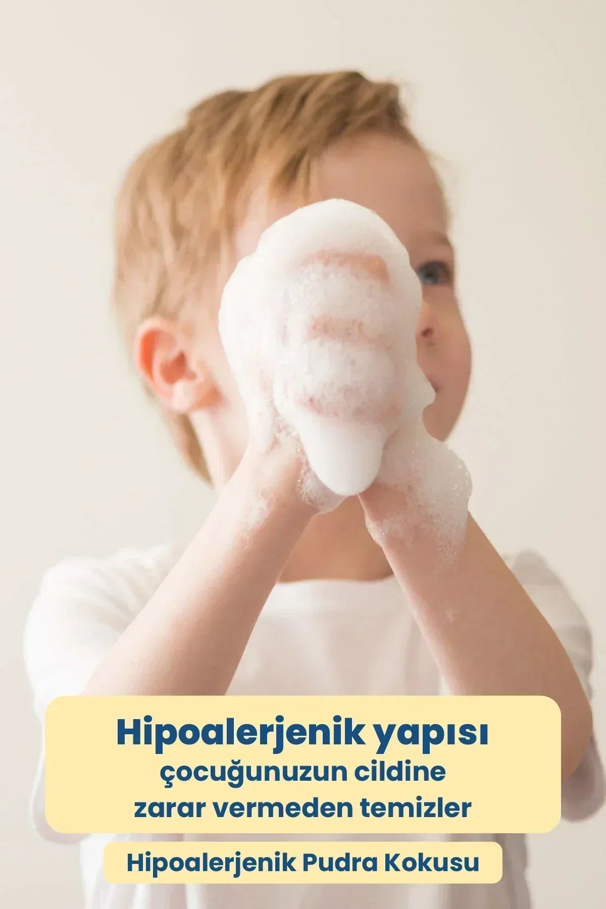 Sabun köpüğüyle oynayan çocuk ve hipoalerjenik, pudra kokulu bebek sabunu reklamı