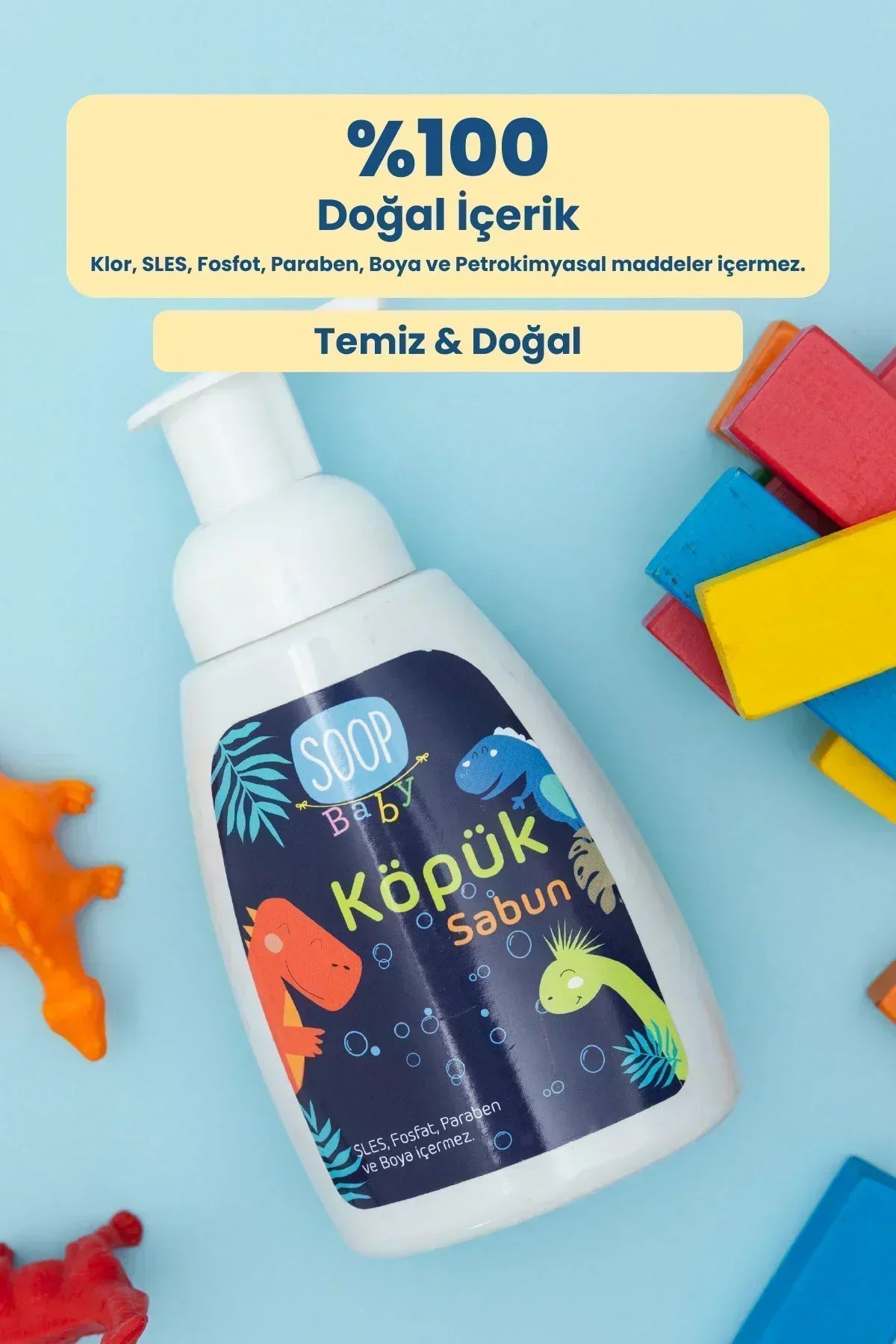 Mavi fonda çocuklar için doğal köpek sabun şişesi, renkli oyuncak bloklar ve oyuncak dinozorlar