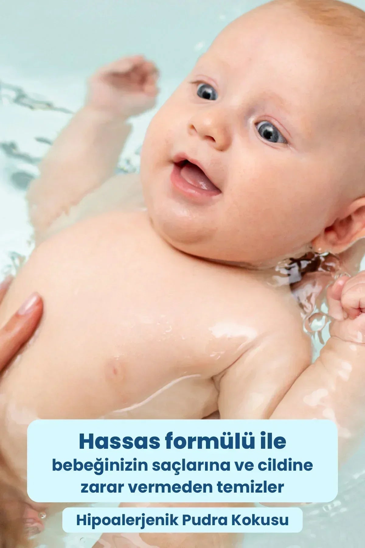 Suda yumuşak banyo yapan mutlu bebek, hassas formüllü bebek şampuanı tanıtımı