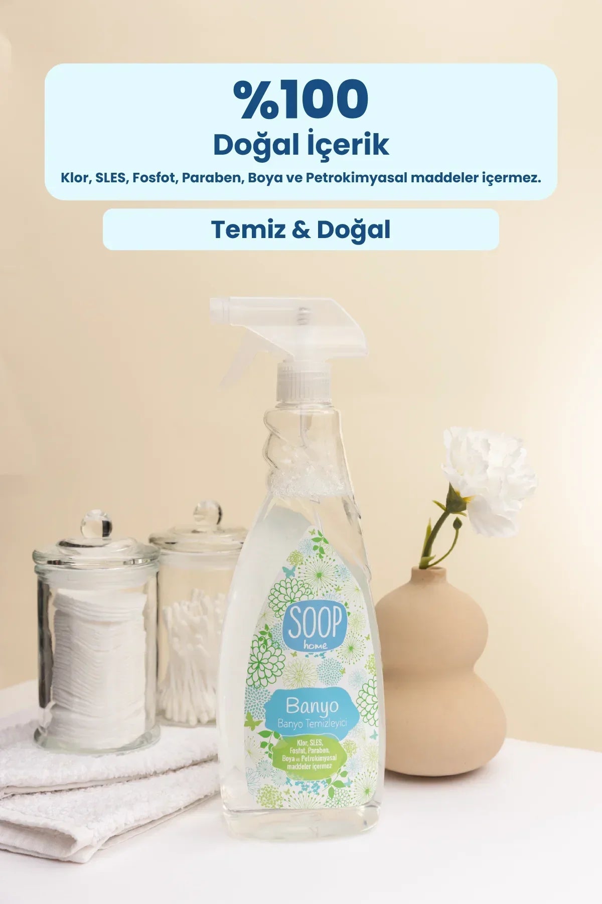 Doğal içerikli SOOP home banyo temizleyici spreyi, pamuk ve kulak çöpü kavanozları ile beyaz çiçekli vazoda