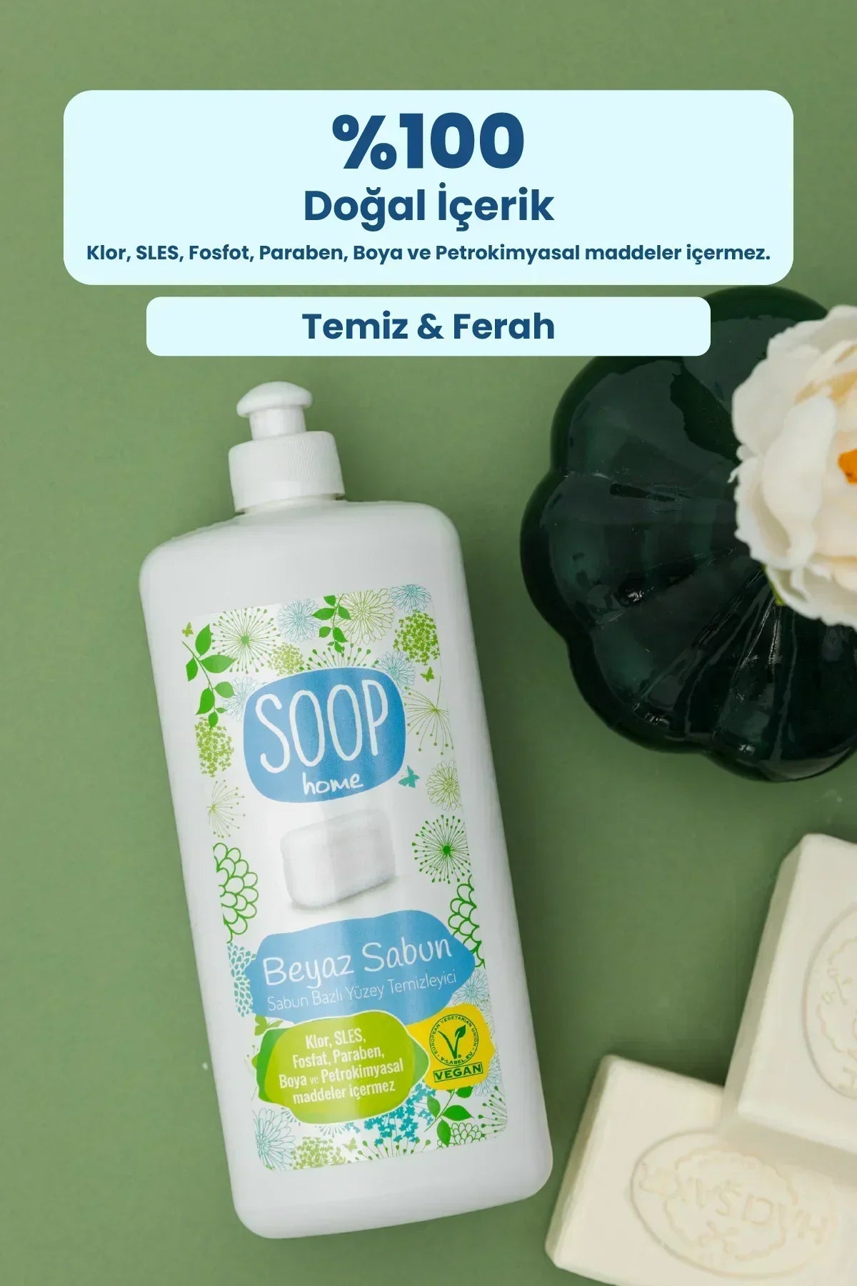 Yeşil zemin üzerinde vegan SOOP Home beyaz sabun sıvı temizleyici ve beyaz sabun kalıpları