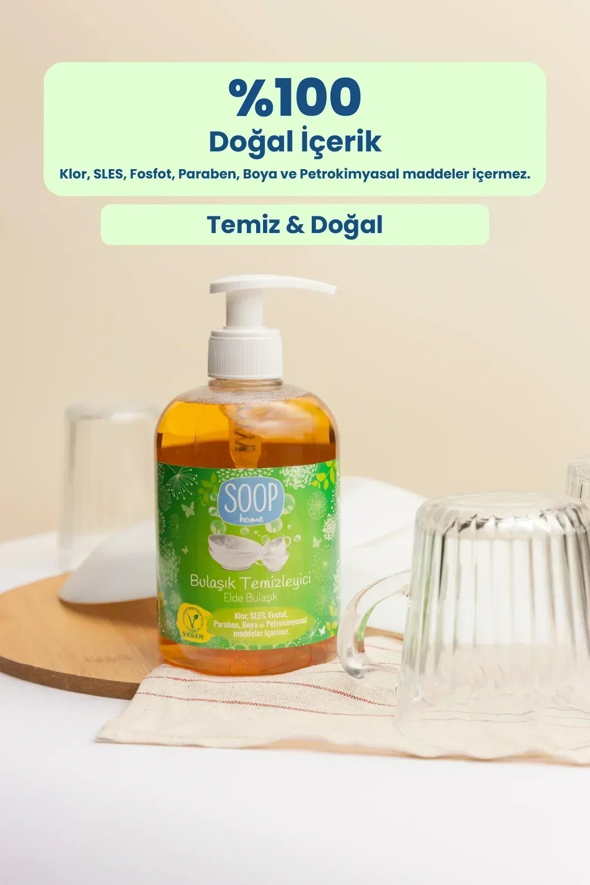 Soop Home doğal içerikli bulaşık temizleyici şişesi, camlar ve ahşap tepsi üzerinde