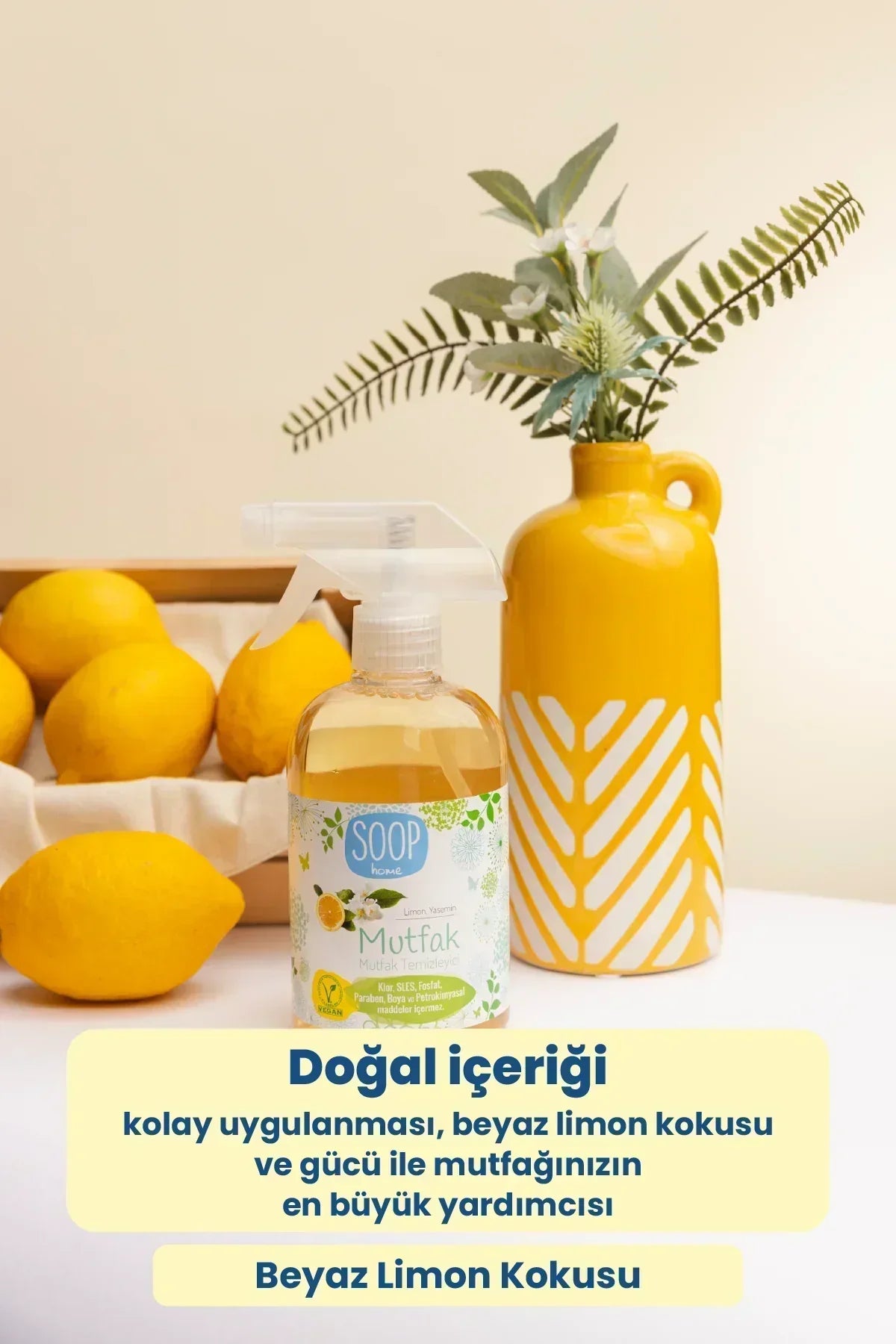 Beyaz limon kokulu SOOP home mutfak temizleyici spreyi, sarı vazo ve taze limonlarla mutfak ortamı
