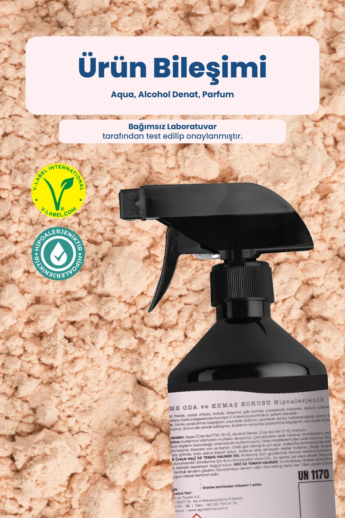 Sprey başlıklı siyah oda ve kumaş kokusu şişesi, arka planda bej toz dokusu, ürün bileşimi ve hipoalerjenik etiketleri