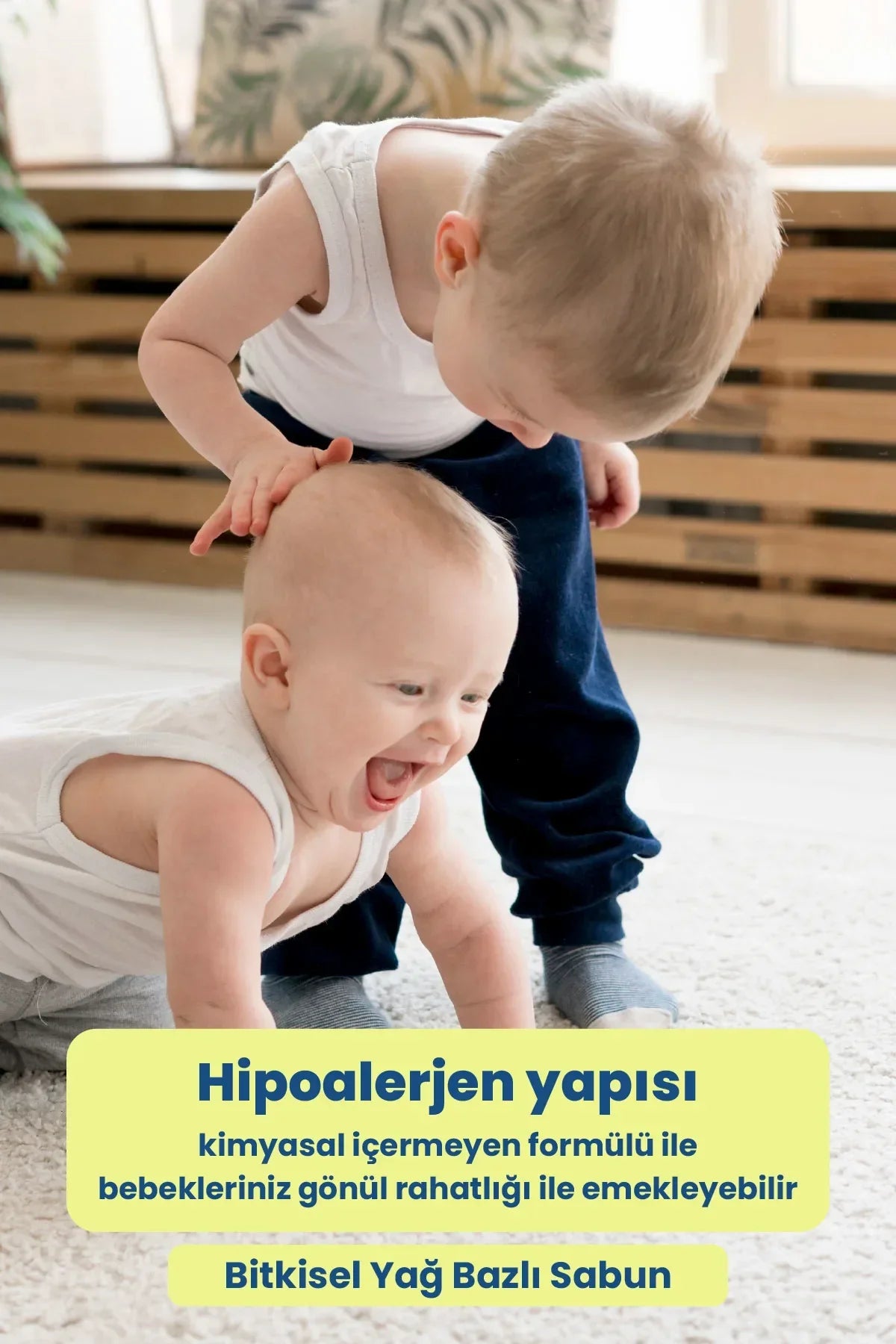 Emekleyen bebek ve onu elinden tutan kardeşi, hipoalerjenik bitkisel yağ bazlı sabun reklamı